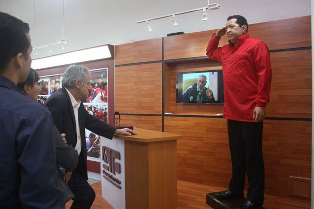 El secretario general del Partido Comunista Portugués, Jerónimo de Sousa, al visitar el museo Venezuela en Cuba