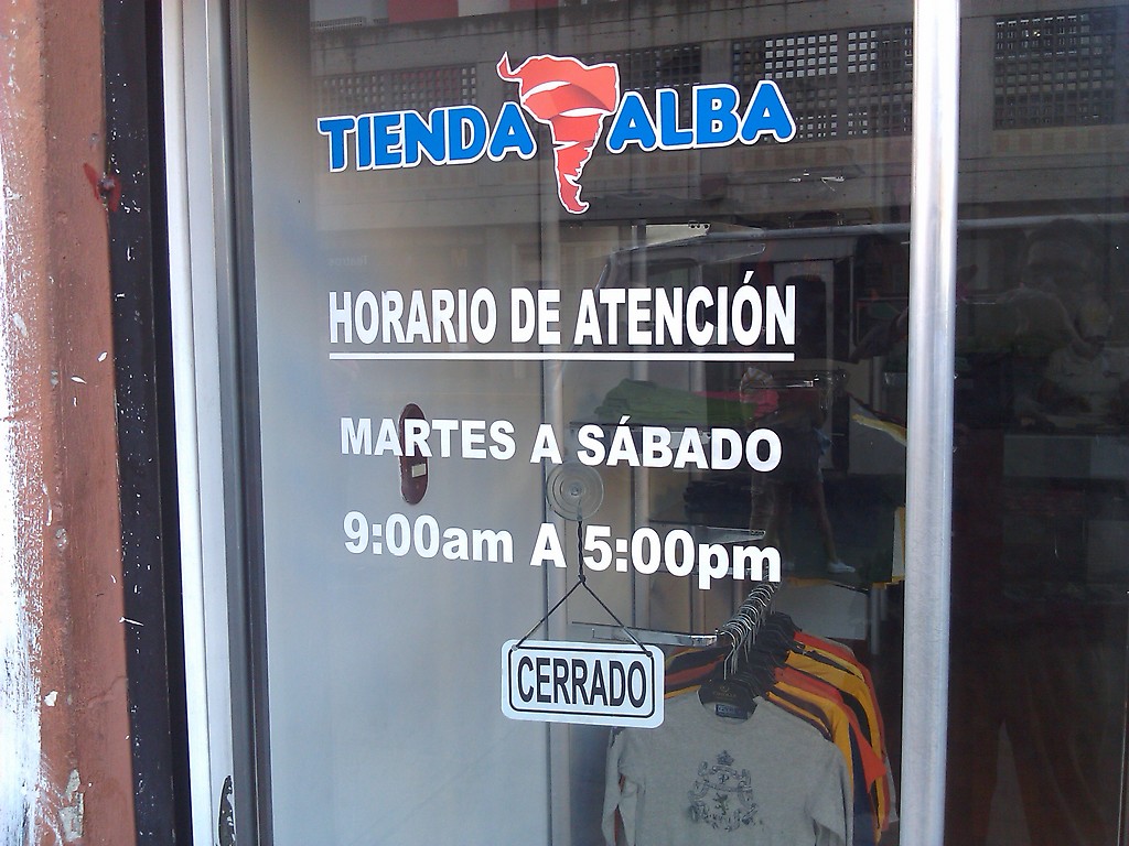 Incumplen horarios en la Tienda Alba ubicada frente a la estación Teatros del Metro de Caracas