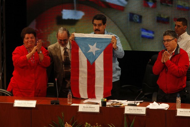 Presidente Maduro recibió bandera de Puerto Rico por parte de representantes de Movimientos políticos y sociales de la isla, quienes se manifestaron a favor de convocatoria realizada por Venezuela 