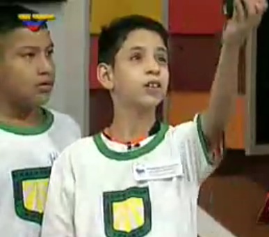 Dos niños mostraron sus trabajos en el área de la robótica.