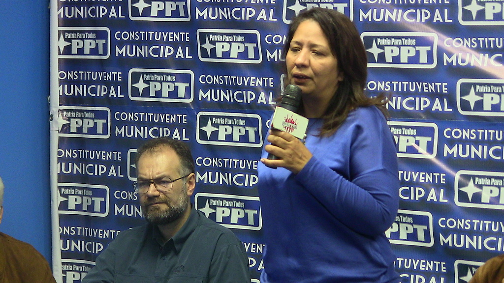 Analizando el 4F en el PPT, Ilenia Medina Secretaria Nacional de Organización del PPT se dirige a los presentes, a su lado, Eduardo Samán uno de los invitados