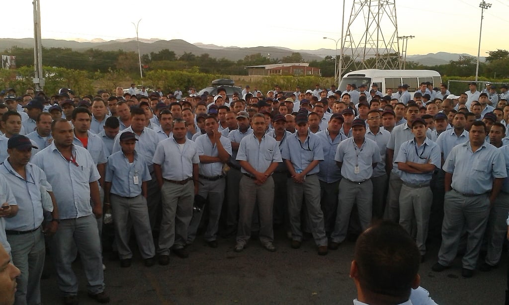 Trabajadores de la Toyota, concentrados en los portones de la empresa
