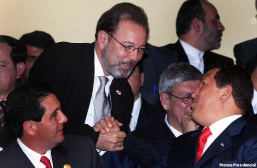 Blades en una cumbre se acercó a saludar al presidente Chávez.
