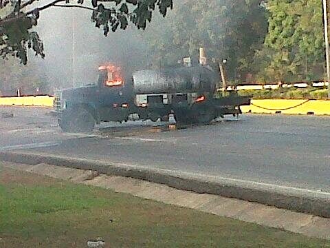 En carabobo quemaron vehículos que prestan servicios a las comunidades