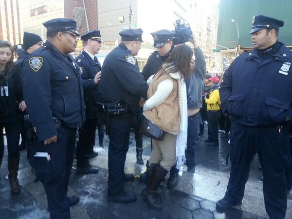 Manifestante opositora arrestada por agresión en Nueva York