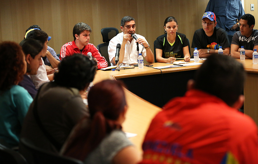 Ministro Rodríguez Torres se reunión con estudiantes universitarios