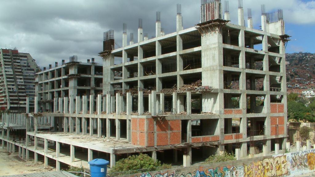 Estructura a medio construir del Hospital Cardiológico para Adultos y Oncológico en Montalbán, Caracas
