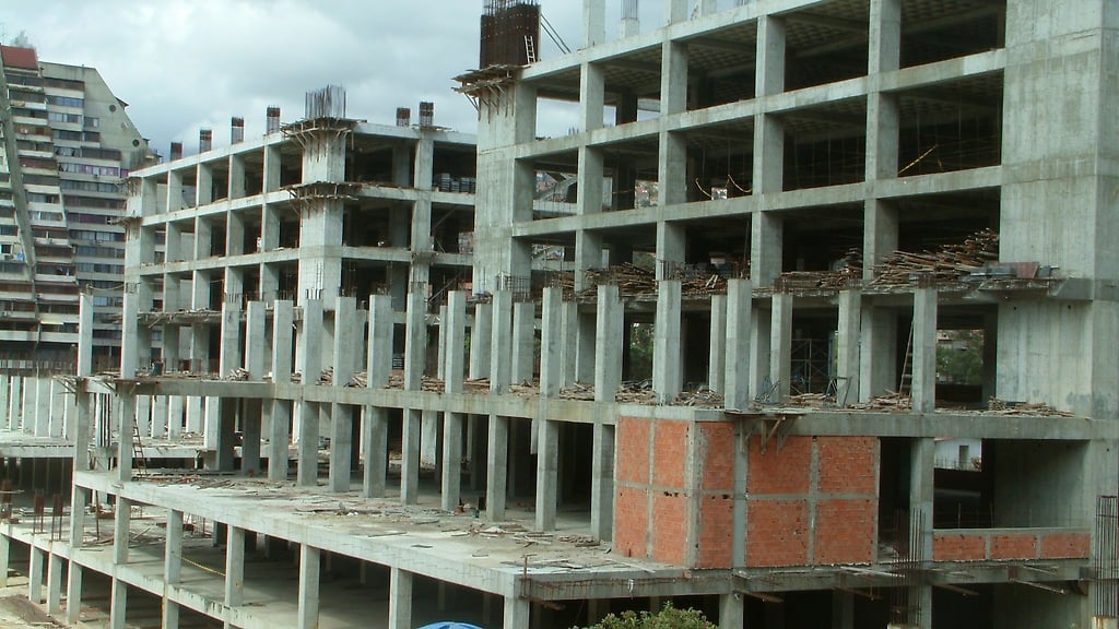 Estructura a medio construir del Hospital Cardiológico para Adultos y Oncológico en Montalbán, Caracas. Seguimos esperando por su reactivación