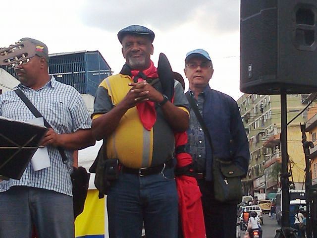 "Gordo" Edgar de La Vega, al centro. A un costado Gonzalo Gómez, de Aporrea.org y de la Corriente Marea Socialista acompaña la actividad