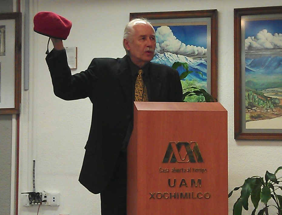 Heinz Dieterich durante su discurso en solidaridad con la Revolución Bolivariana en la Universidad Autónoma Metropolitana de México (UAM) en 2013, muestra la boína que le regalara el Comandante Hugo Chávez.