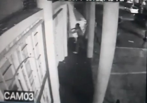 El hecho ocurrió el día de ayer a las 9:55 de la noche. Aproximadamente 10 jóvenes causaron caos y fuertes daños en la sede del PSUV. 