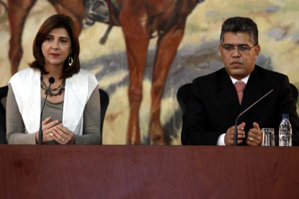 El canciller de la República, Elías Jaua Milano se reunió con su par colombiana María Ángela Holguín.