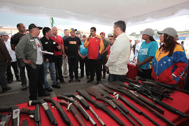 Juancho Montoya junto a Maduro en la destrucción de un lote de armas en el 23 de enero