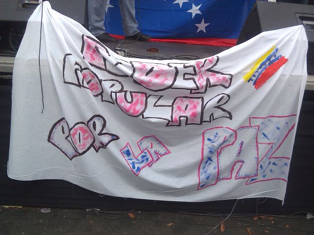 Pancarta con la consigna de la marcha: "¡Poder Popular por la Paz!"