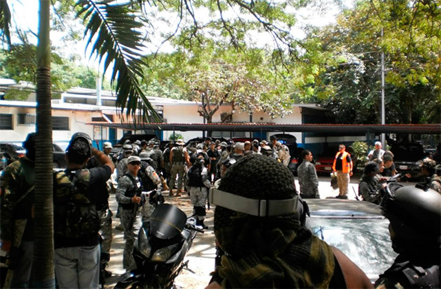 En las fotografía se aprecia claramente que un grupo de personas portando armas de guerra realizan prácticas militares en los alrededores de la Facultad de Ingeniería de la Universidad de Carabobo.