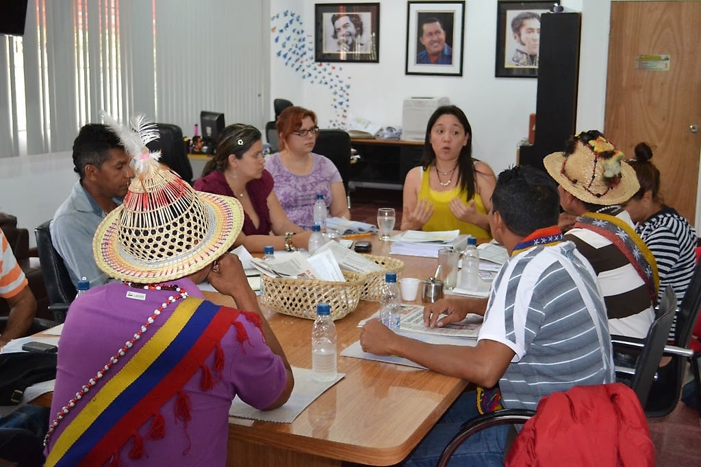 Caciques Yukpas en una reunión con el Instituto Nacional de Tierras en Caracas