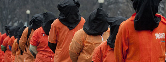 Activistas protestan con monos y capuchas como los de los presos de Guantánamo