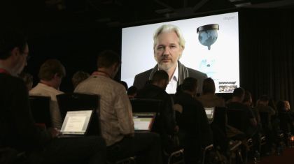 Julian Assange en videoconferencia