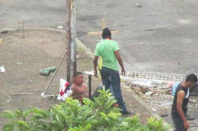 Joven amarrado a un poste por manifestantes opositores frente a barricada en Los Mangos, Ciudad Guayana.
