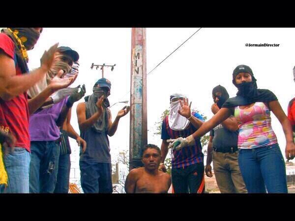 "Pacíficos" manifestantes opositores amarran a joven a un poste, en el sector Los Mangos de Ciudad Guayana.