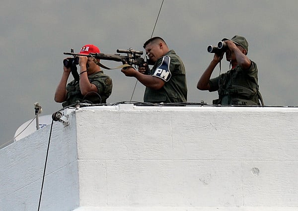 Foto de militares que resguardan Miraflores en 2013 fue pasada como francotiradores del gobierno, en Táchira este año