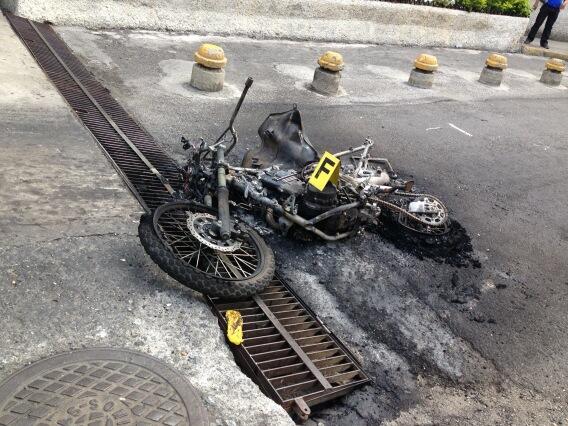 Con saña y coreando consignas, una turba de opositores quemó la moto del sargento de la GNB Agnes López Lión, luego de que un francotirador lo asesinara de un tiro en la cabeza en Los Cortijos.