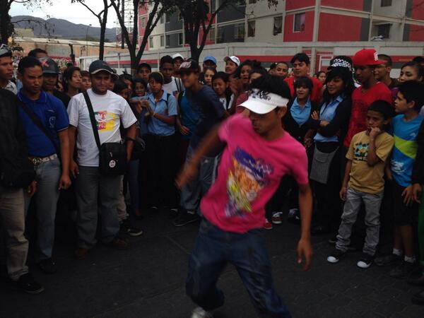 Esto fue lo que consiguió el equipo de TeleSUR al llegar a la estación de Antimano, jóvenes bailando hip hop por La Paz. Al fondo edificios de la gran misión vivienda venezuela.