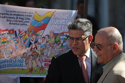 El 11 de marzo 2014, apenas terminada la ceremonia de Bachelet,  nuestro canciller Jaua rindió honores
en la siembra de Salvador Allende, donde los chilenos lo esperaban con este afiche, recién publicado
el mismo día en aporrea.org