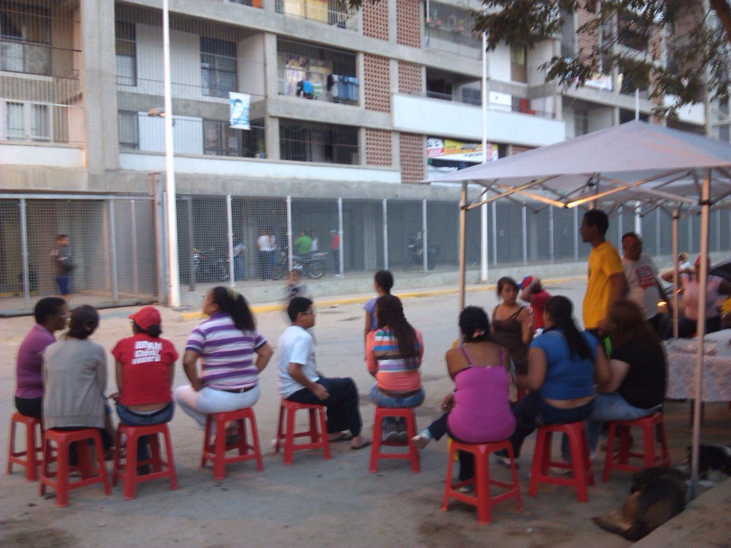 Habitantes del MOAR de GMVV en uno de los momentos del conversatorio realizado a lo largo de la tarde del día 5 de marzo sobre el Legado de Chávez y sobre la defensa de la revolución