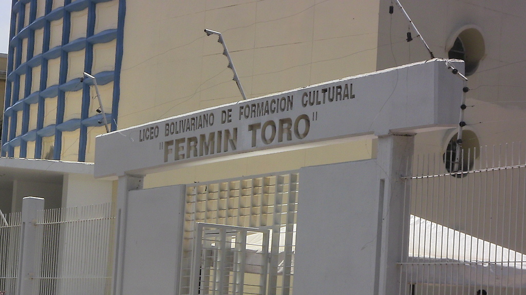 Entrada principal del liceo Fermín Toro, en Caracas, al lado del palacio de Miraflores, nos preguntamos qué pensaran los miembros de la comunidad educativa de este caso