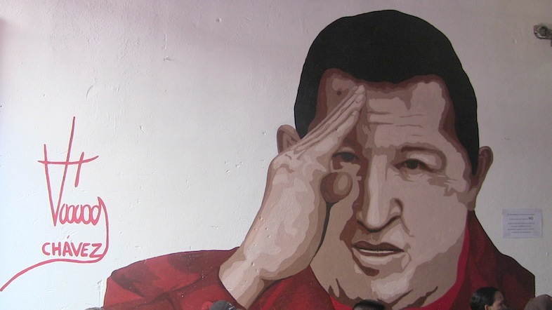 Bajo la mirada de Chávez en la asamblea del Movimiento Sucre