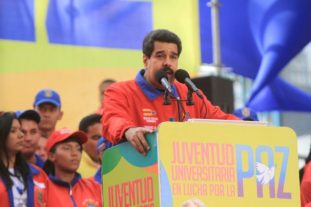 Presidente Maduro con los estudiantes de la UNEFA