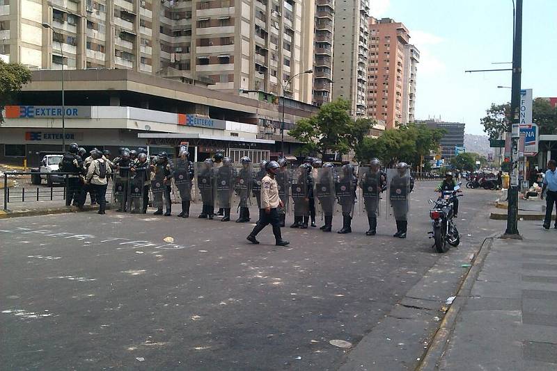 Mientras efectivos de la Guardia Nacional Bolivariana (GNB) recogían escombros grupos de choque opositores disparan en Los Ruices - Los Cortijos, Caracas