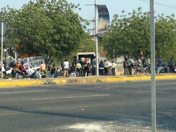 funcionarios de la policía de San Diego ayudando a bajar de un camión los materiales para levantar barricadas.