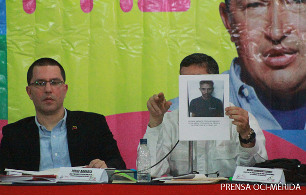 Ministro Rodríguez Torres muestra foto del estudiante implicado en envenenamiento del agua de Mérida