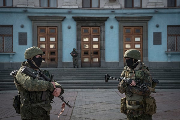 Hombres armados vigilan un edificio gubernamental en Simferopol, en la región de Crimea en Ucrania
