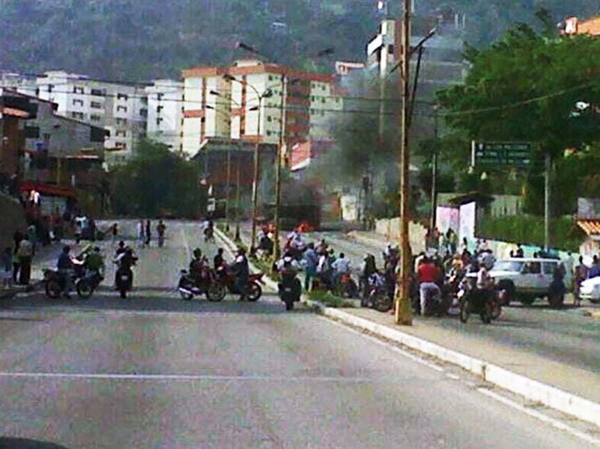 Otra escena desde el Viaducto Campo Elías al fondo el colectivo ardiendo ante la mirada impotente del publico que rechaza estos hechos vandálicos.