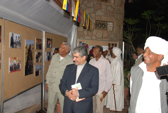 La Misión Diplomática también inauguró en las instalaciones del centro de estudios la exposición fotográfica “Chávez Precursor del Mundo Pluripolar”