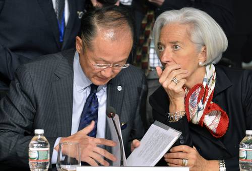 El presidente del Banco Mundial, Jim Yong Kim, y la directora gerente del Fondo Monetario Internacional, Christine Lagarde, este sábado en Washington durante la reunión de primavera de ambos organismos