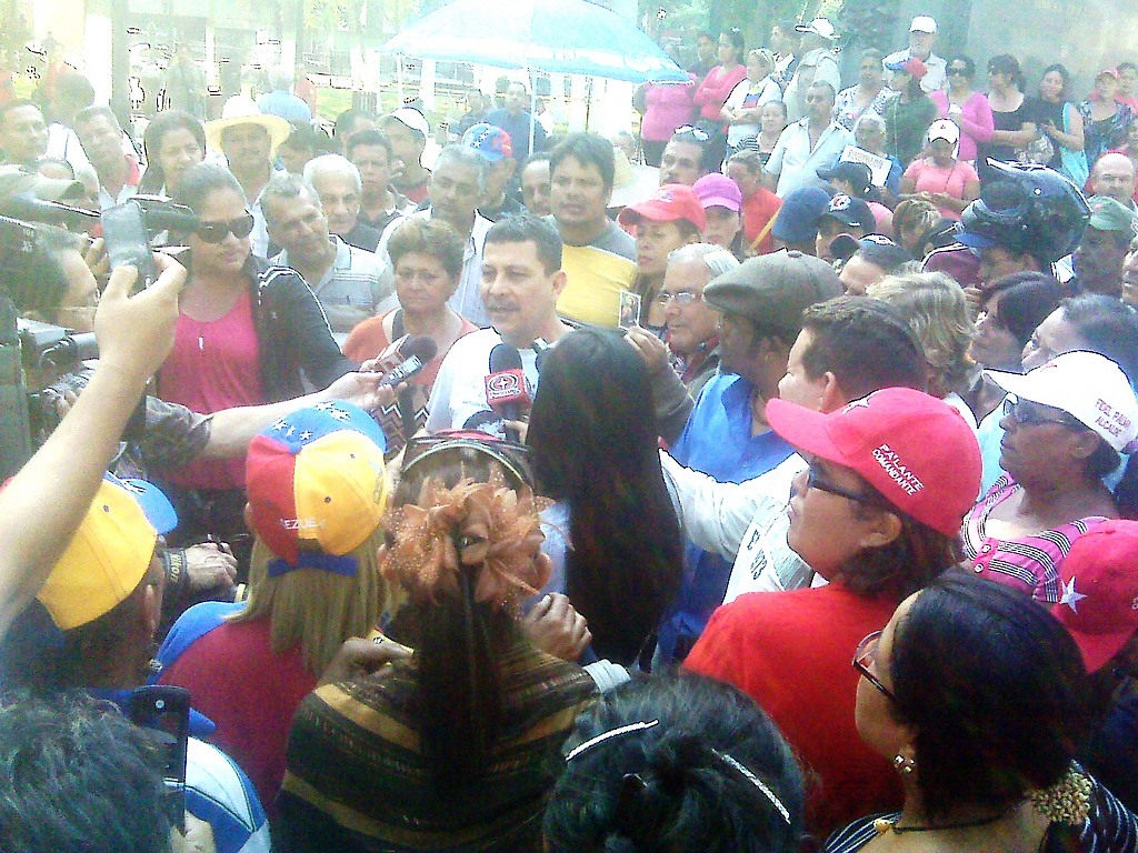 Fidel Palma junto al pueblo al momento de su liberación