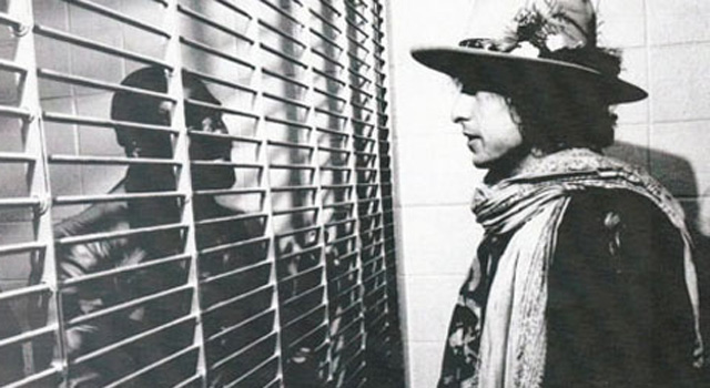 Bob Dylan se entrevista con Huracán Carter en su celda, en 1975