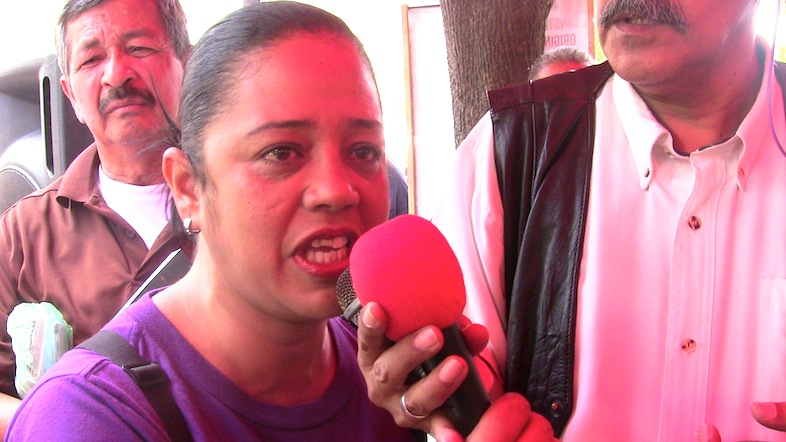 Yesenia Fuentes presidenta de ASOVIC en la Esquina Caliente