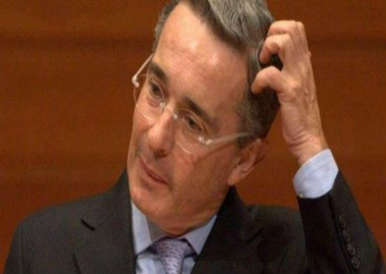 El caso Uribe fue planteado en el senado colombiano por el senador Iván Cepeda, quien presentó un informe que incluye investigaciones sobre la expedición de permisos de vuelo a los aviones de Pablo Escobar Gaviria