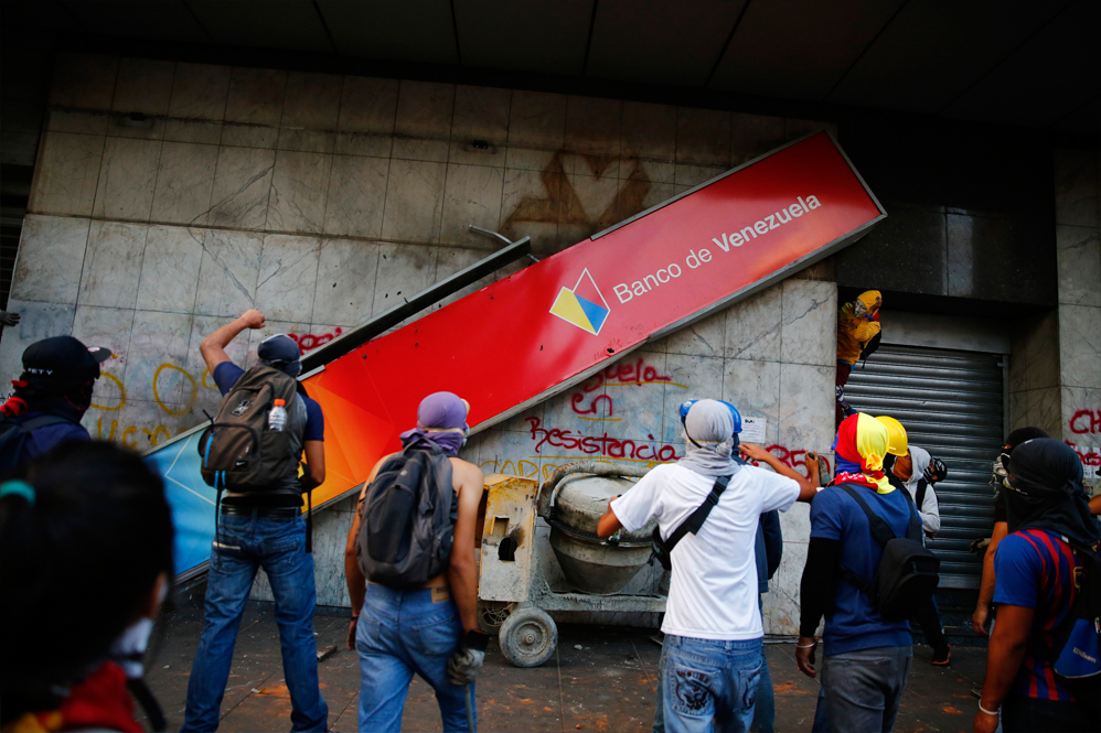 Banco de Venezuela, un banco del estado venezolano. A ese sí lo destrozaron...