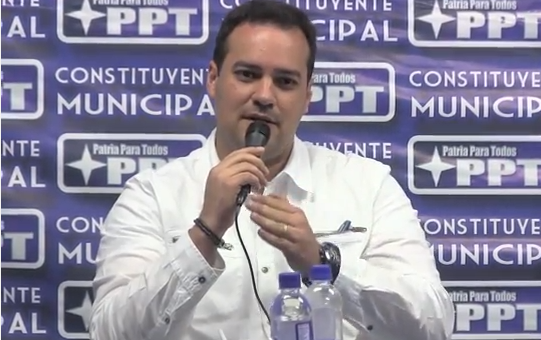 Carlos Hurtado durante su intervención en el foro: "Sin cuentos, del 11 de abril a la guarimba de hoy", organizado por el PPT