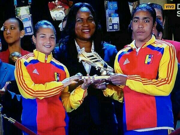 Deyna y Gabriela recibiendo la bota de oro... ¡Orgullo venezolano!