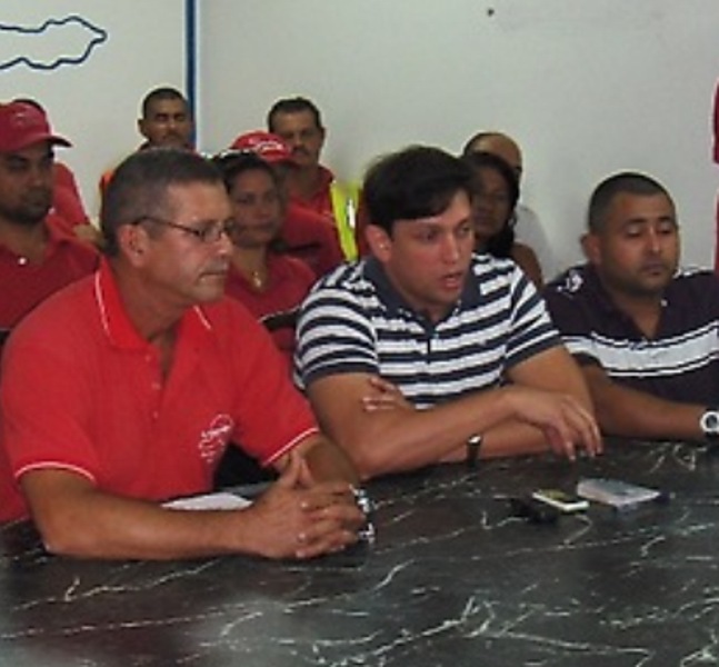 José Antonio García junto a directivos sindicales de Puertos de Sucre