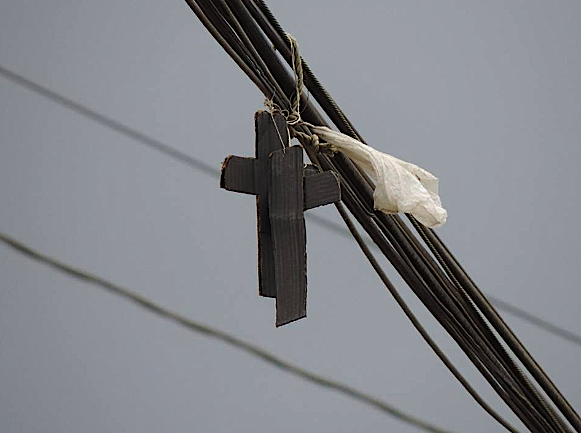 Cruces, monigotes ahorcados, señalizaciones, son prácticas muy usadas por el paramilitarismo que ha aterrorizado a Colombia