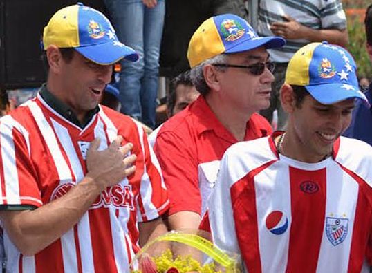 El alcalde del municipio Libertador, Carlos García junto a sus "profesores" Capriles y Léster García.