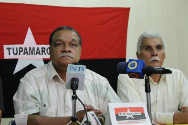 A su izquierda el secretario general de Tupamaro, José Pinto.